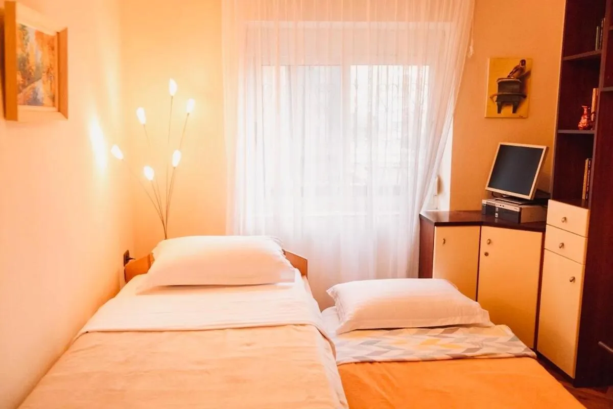 Apartment Cozy & Authentic Tirana Stay - 3Min Walk To Center Albania